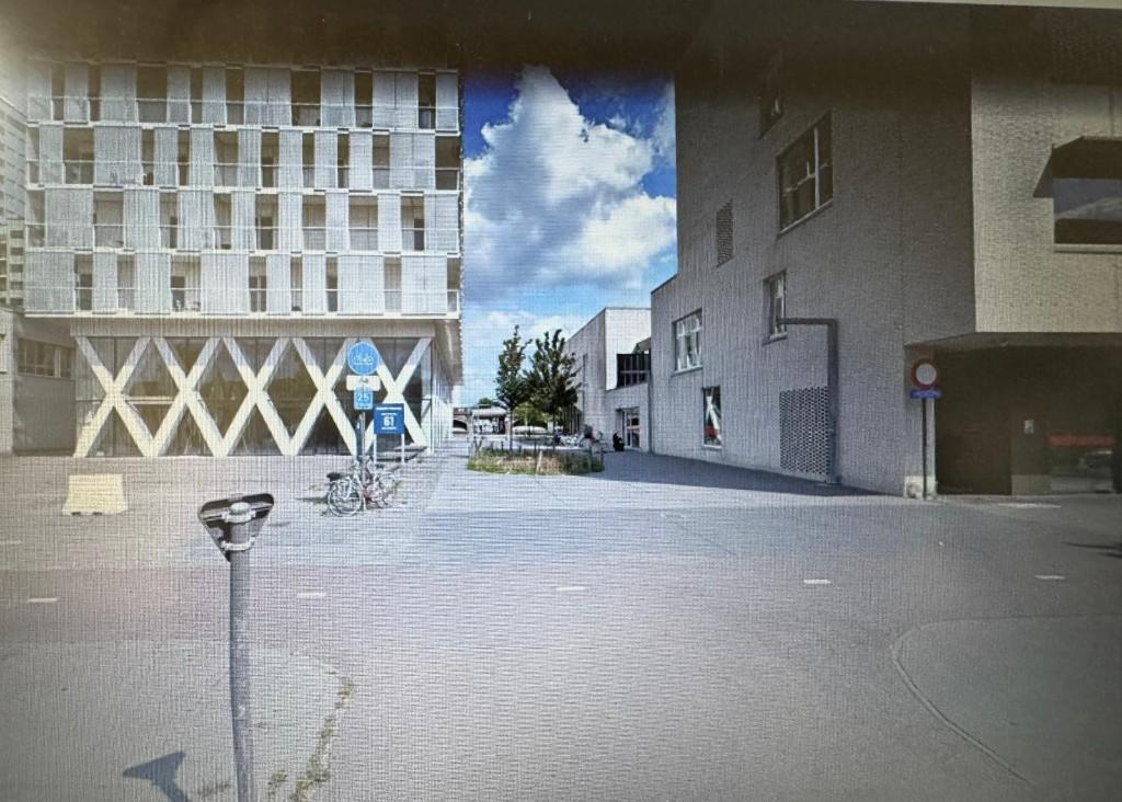 Parkeerplaats in mooie en modern gebow, Anvers (ville)