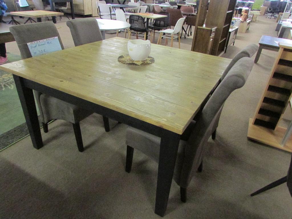 Nieuw vierkante eettafel 150 euro., Huis en Inrichting, Tafels | Eettafels, Ophalen, Nieuw