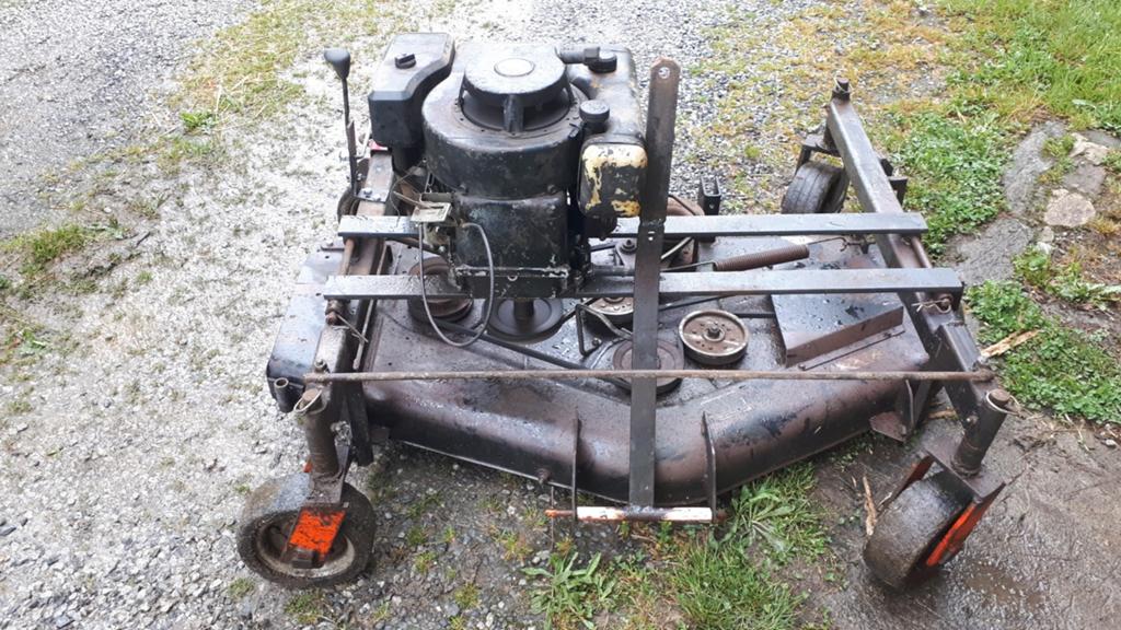 Table de coupe avec moteur B & Stratton, Ophalen, Cirkelmaaier, Gebruikt, Benzine-grasmaaier