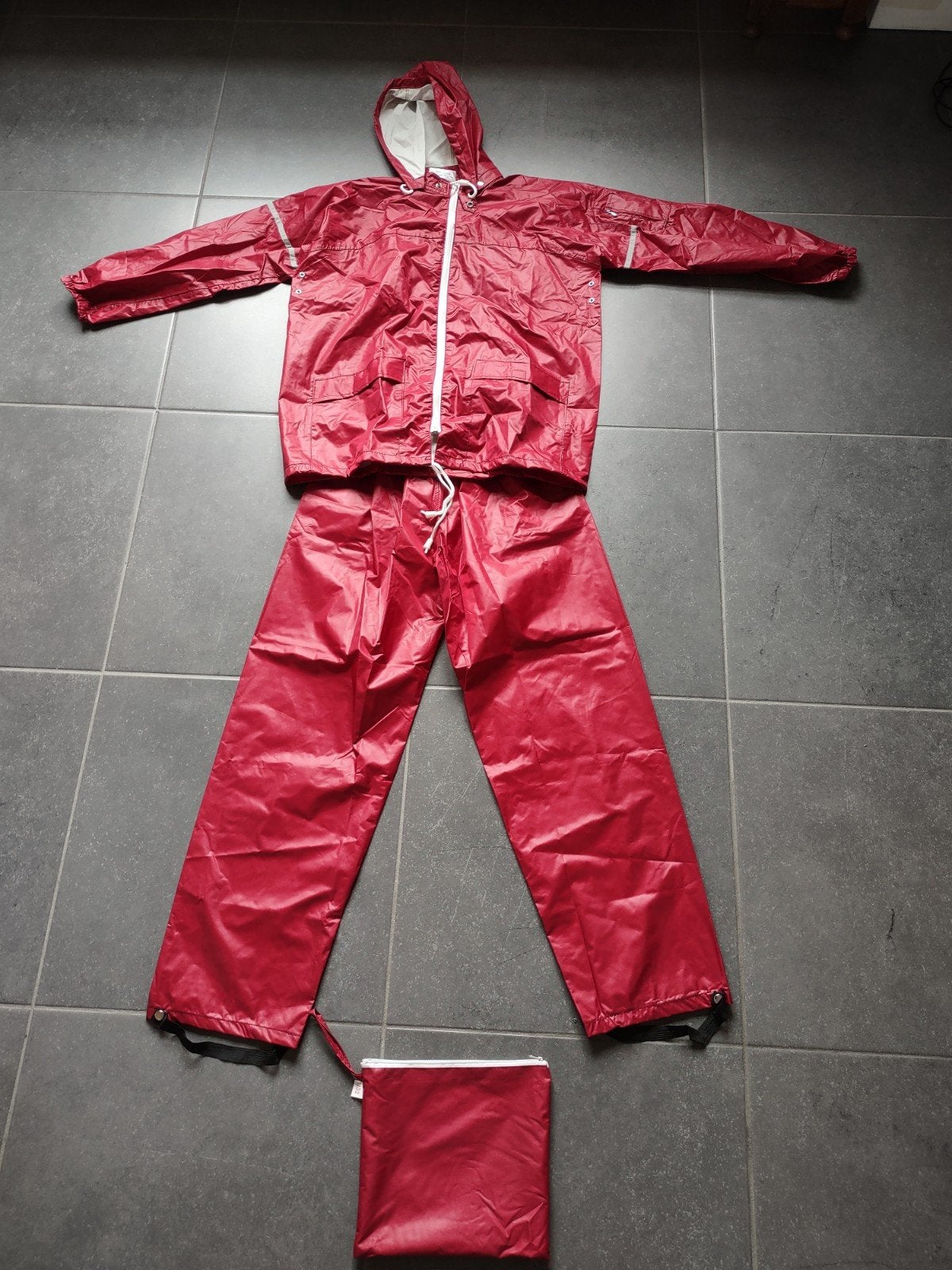 rood regenpak - L.S.K. - maat 152 + opbergzakje, Garçon ou Fille, Ensemble, Comme neuf, Enlèvement