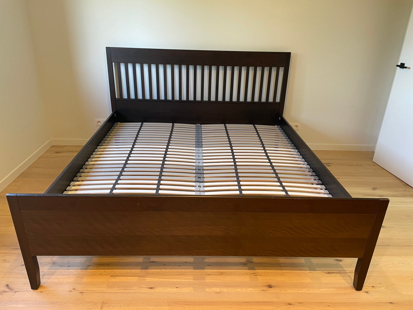 Donkerbruin houten bed - moet snel weg, Ophalen, Verstelbaar, Bruin, Tweepersoons