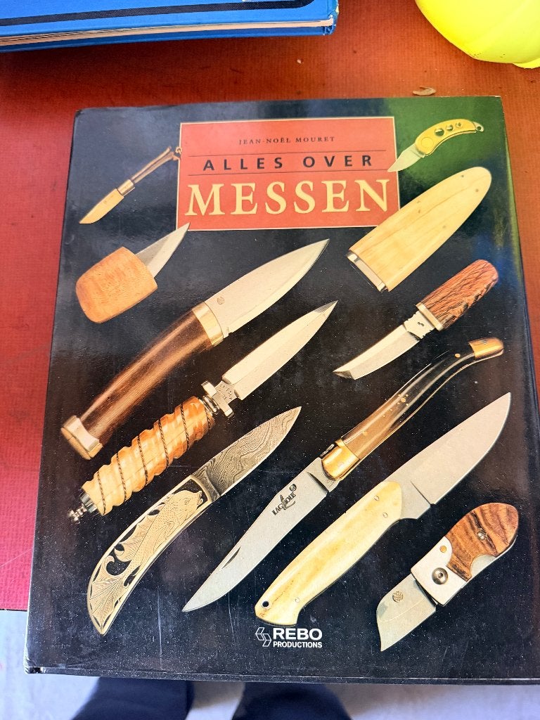 Livre sur les couteaux, Enlèvement ou Envoi, Ne s'applique pas, Comme neuf, Général