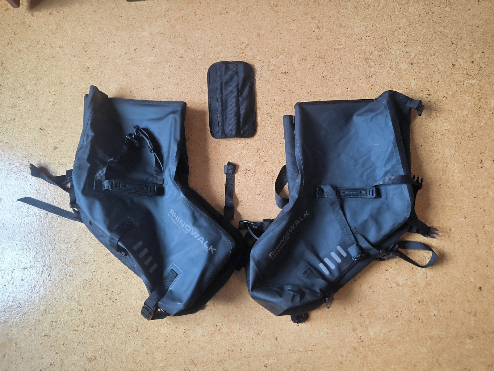 Sacs de moto imperméables Rhinowalk (paire) 28 L, avec écran, Vélos & Vélomoteurs, Accessoires vélo | Porte-bagages, Enlèvement