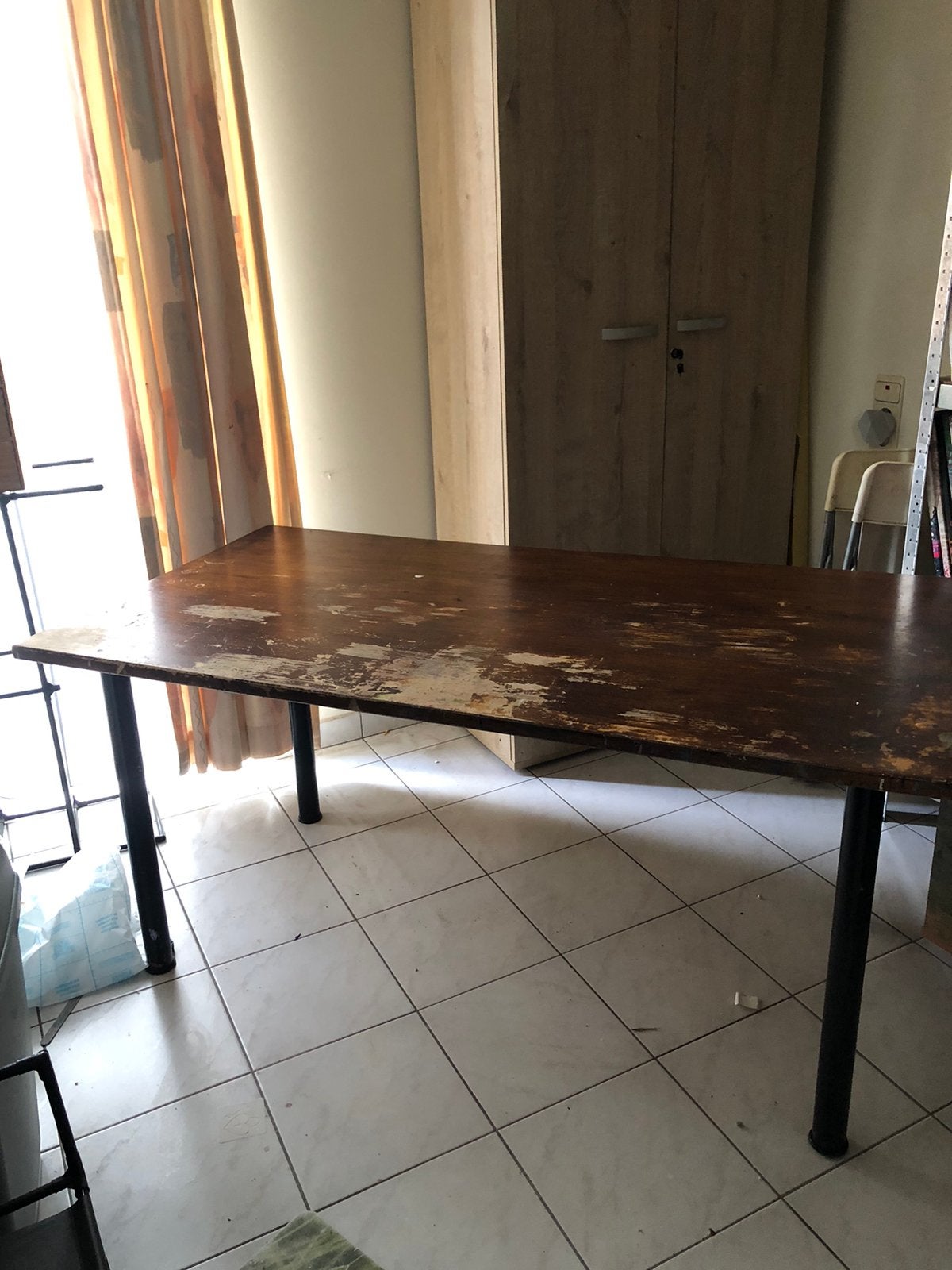 Grote, stevige tafel in vol hout met metalen poten, Ophalen, Grenenhout, Gebruikt, 100 tot 150 cm