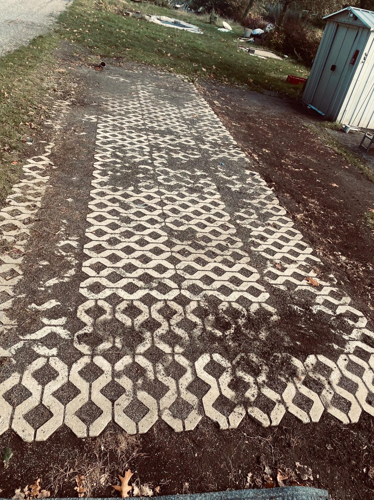 Te koop: 16 m² betonnen grasdallen / grasroosters, Tuin en Terras, Ophalen, Klinkers, Zo goed als nieuw, 10 m² of meer