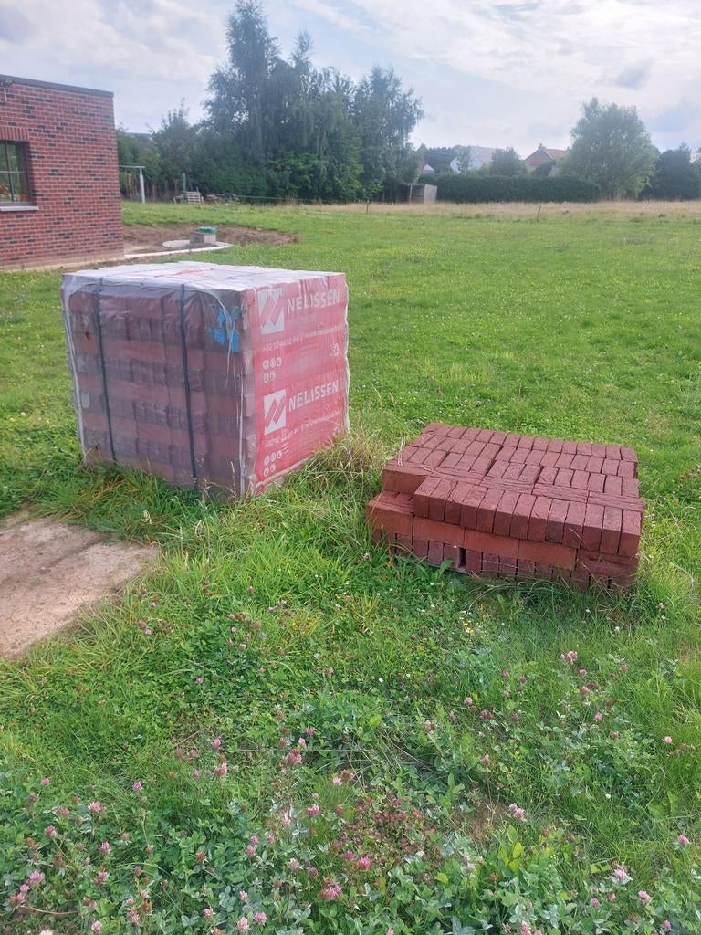 Briques rouge aubergine, Enlèvement, Briques