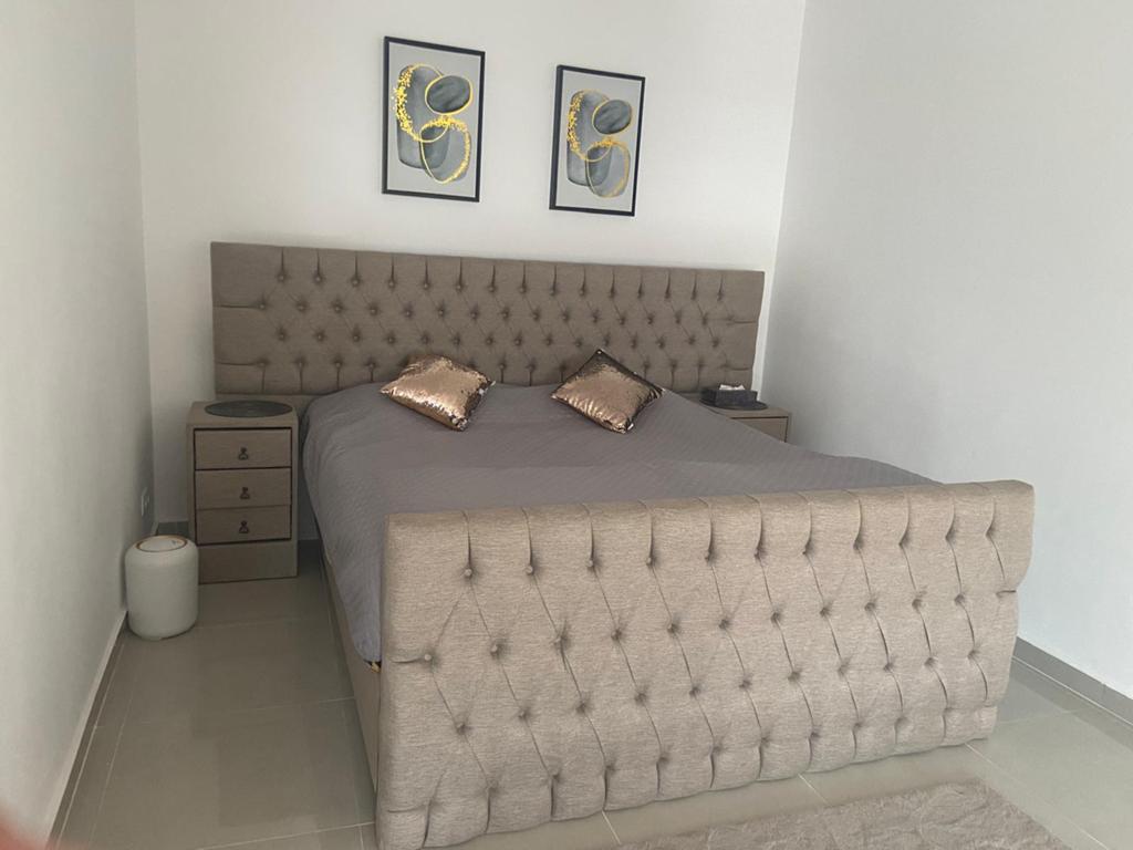 Tweepersoonsbed met matras + 2 nachtkastjes, Ophalen, Zo goed als nieuw