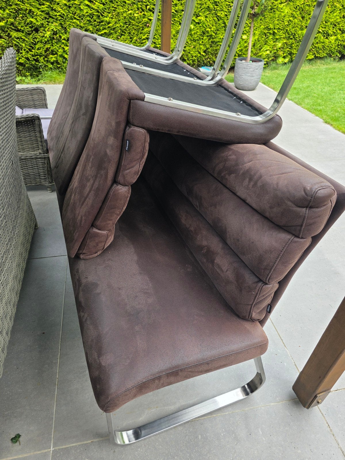 Un banc et 4 chaises, Enlèvement