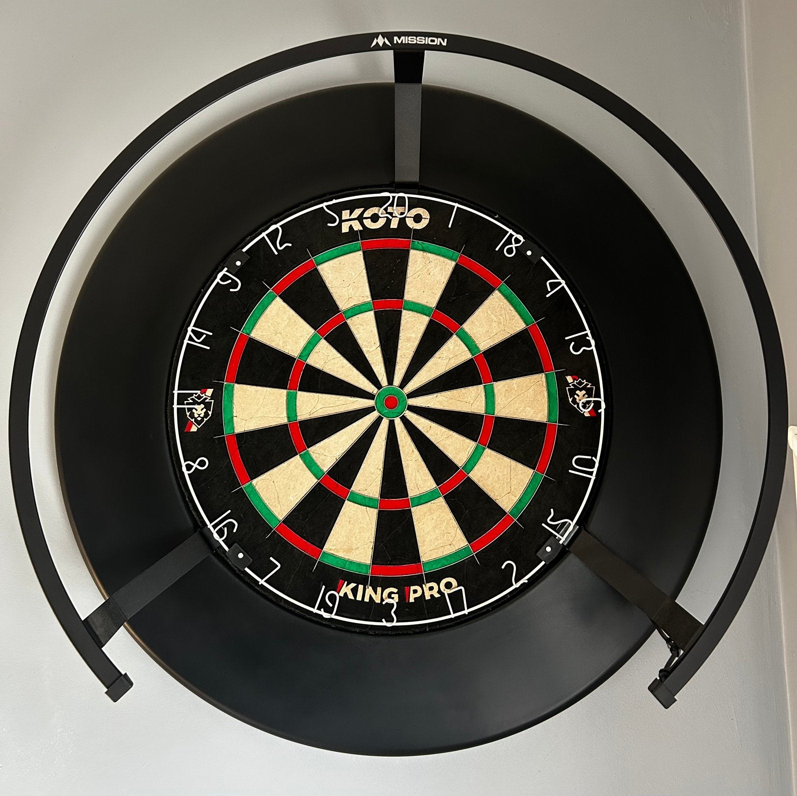 Dartbord met zwarte surround en metalen muurbeugel met licht, Sport en Fitness, Ophalen, Zo goed als nieuw, Dartbord