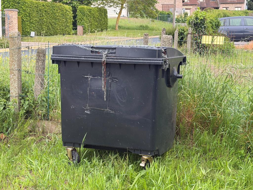 Vuilnis container, Ophalen, Zo goed als nieuw