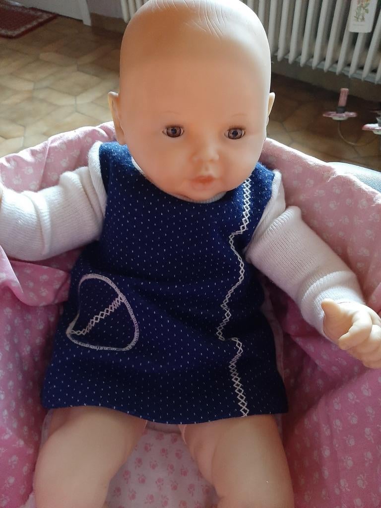 Vintage babypop met rieten poppenmand, Ophalen of Verzenden, Pop