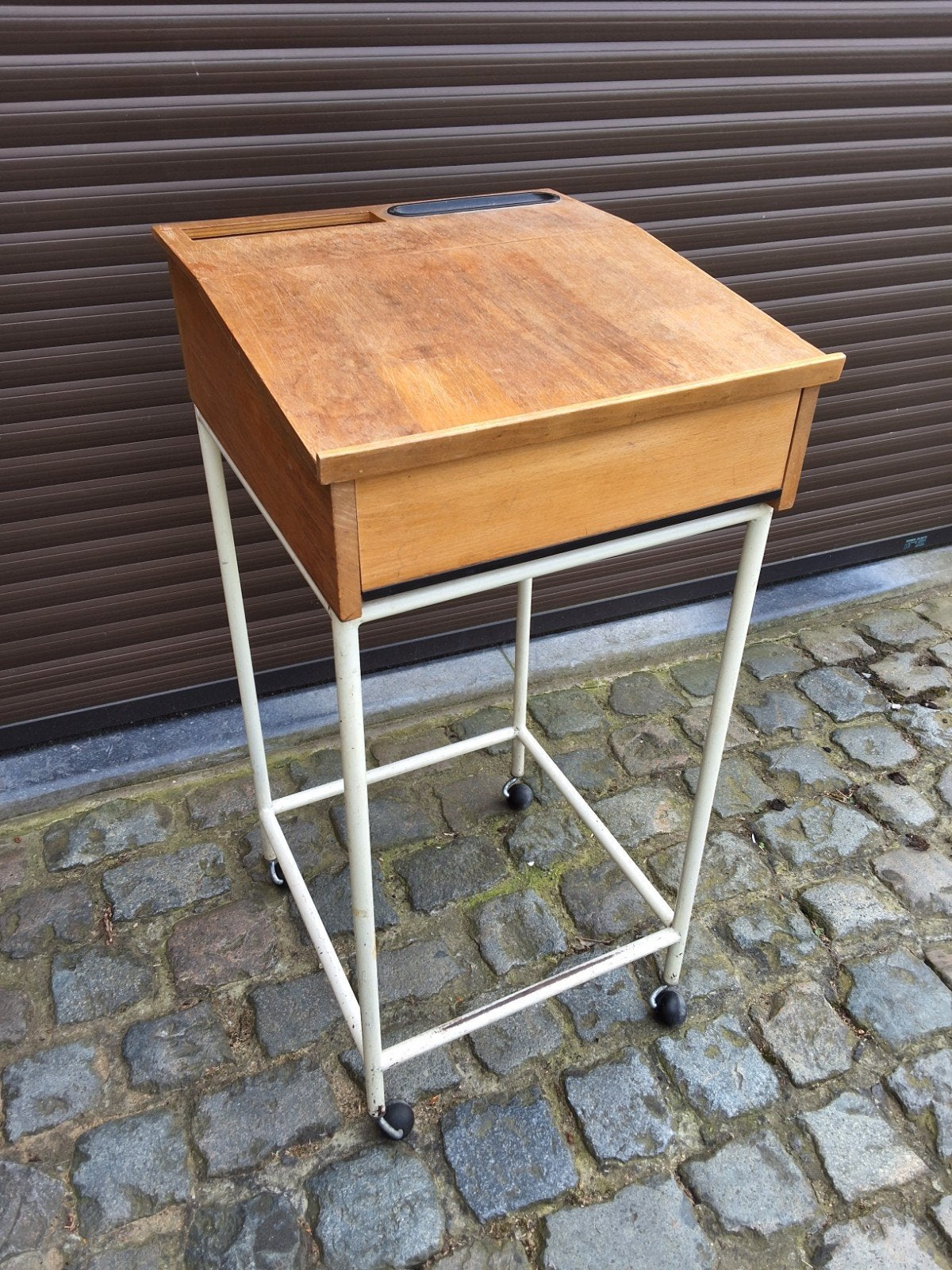 vintage schrijftafel op wieltjes 50 op cm 1,15 m hoog., Huis en Inrichting, Ophalen