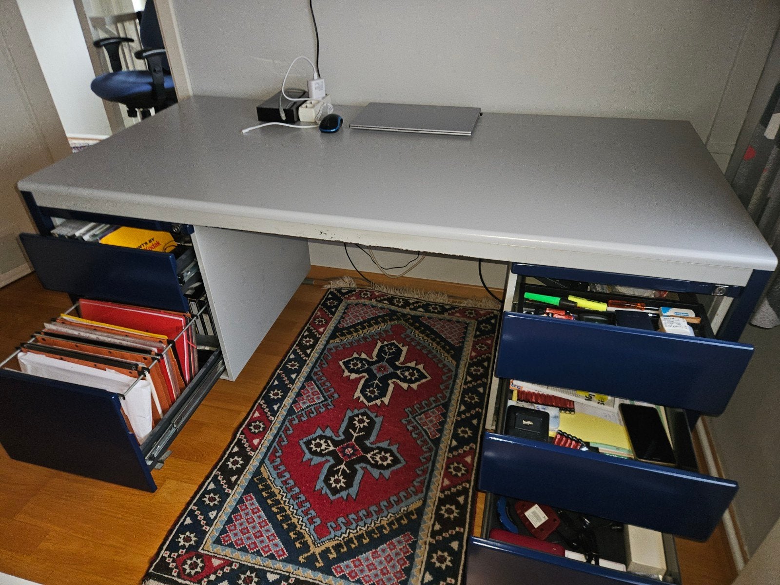 Professioneel bureau, Ophalen, 160 cm, Gebruikt, Metaal