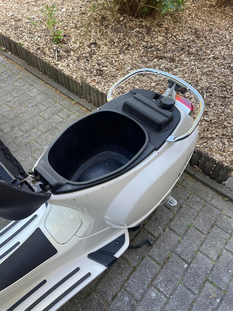 Vespa lx50 4 tak, Fietsen en Brommers, Ophalen, Gebruikt, 50 versnellingen, Klasse B (45 km/u)