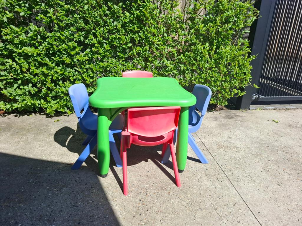 Kindertafel met 4 stoeltjes - voor binnen en buiten, Kinderen en Baby's, Ophalen