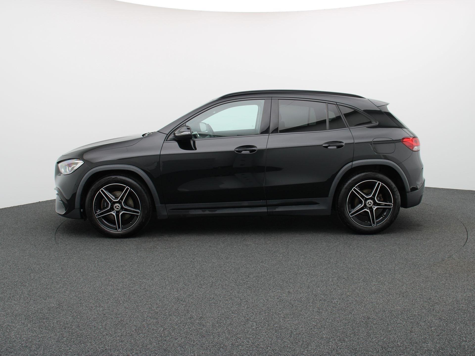 Mercedes-Benz GLA 180 AMG Line + NIGHTPAKKET + SENSOREN + CA, Auto's, Dealer onderhouden, Stof, Gebruikt, 4 cilinders