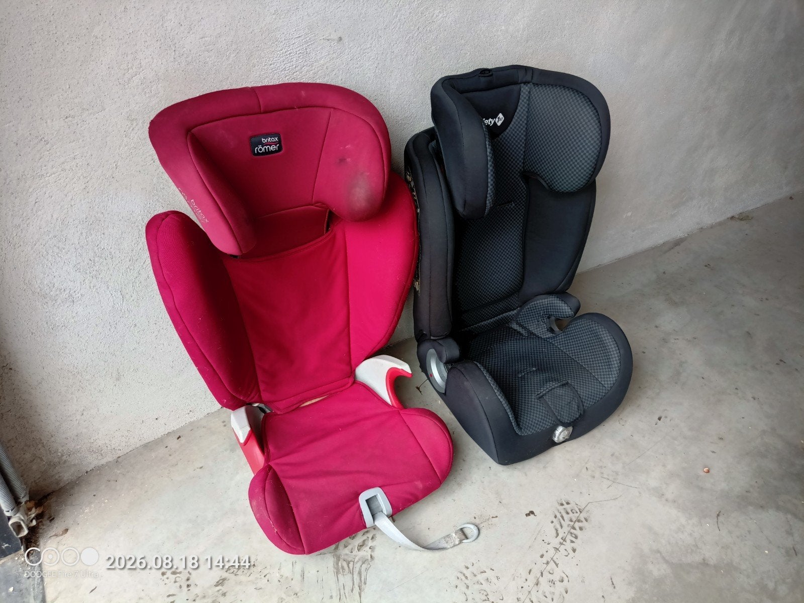 Siège auto 
Le rouge 20€
Le noir 25€, Enlèvement