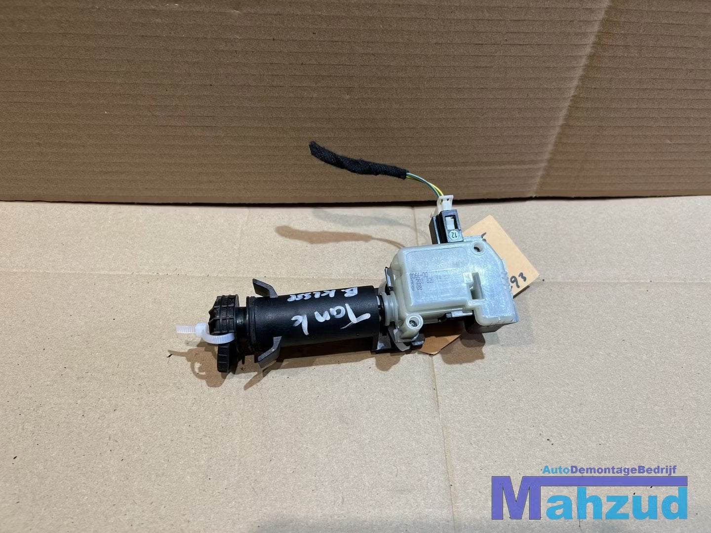 MERCEDES B-KLASSE W245 Tankklep vergrendelingsmotor A2038201, Mercedes-Benz AG, Mercedes-Benz, Utilisé, Mercedesstrasse 120
70372  Stuttgart, DE
