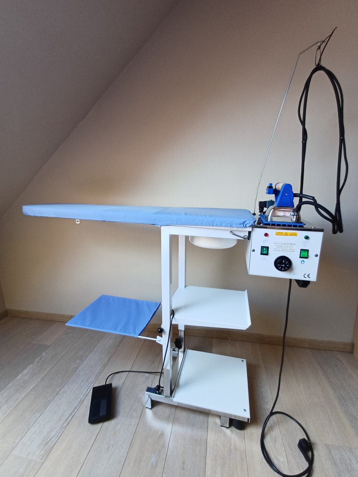 stoomstrijktafel met afzuiging merk LMX Comelux C, Enlèvement, Utilisé, Fer à repasser avec cordon