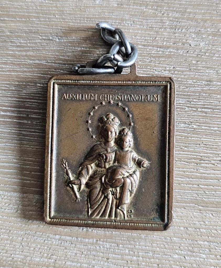Katholieke antieke medaille, Ophalen