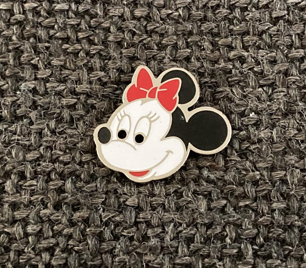 PIN - DISNEY - MINNIE MOUSE - MICKEY MOUSE, Envoi, Utilisé, Figurine, Insigne ou Pin's