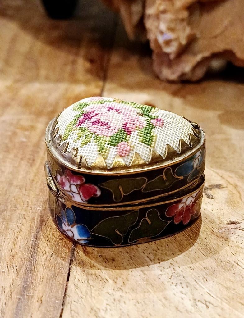 Boîte cloisonnée en forme de cœur avec objets artisanaux, Enlèvement ou Envoi