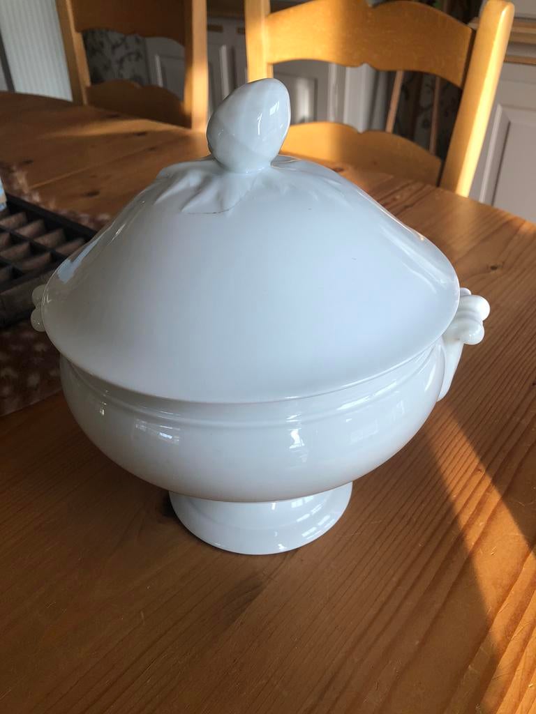 Soupière en porcelaine blanche, Antiquités & Art