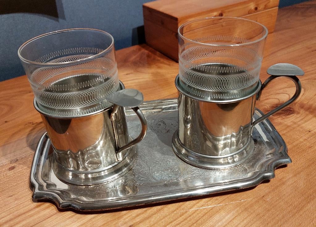 Paar theeglazen met zilverkleurige metalen houder, Antiek en Kunst, Ophalen