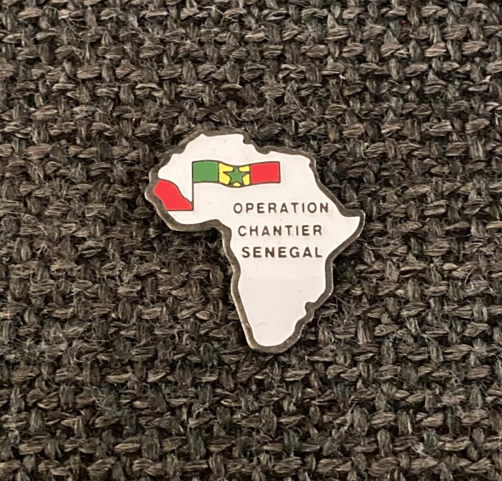 PIN - OPERATION CHANTIER SENEGAL, Envoi, Utilisé, Autres sujets/thèmes, Insigne ou Pin's