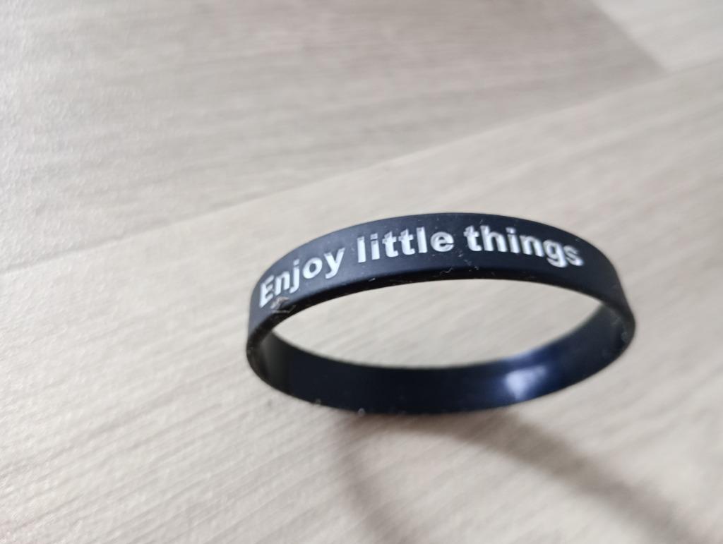 Rubberen armband - Enjoy little things, Handtassen en Accessoires, Armbanden, Ophalen, Nieuw, Zwart, Kunststof of Plastic