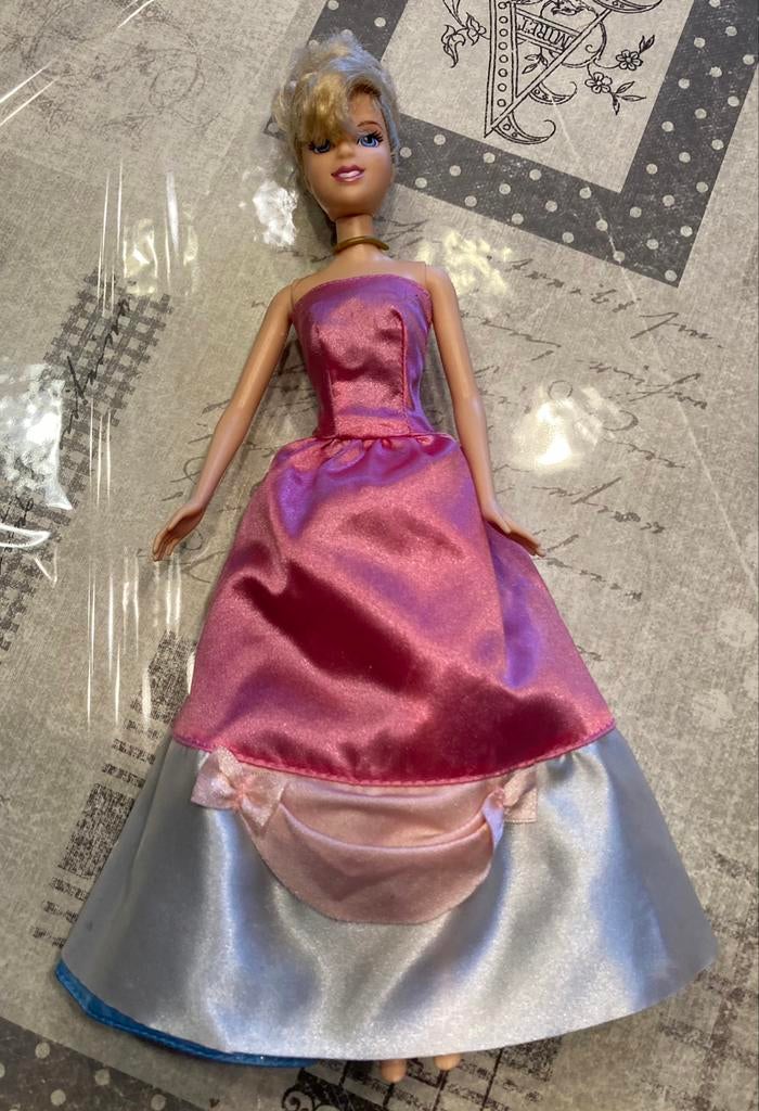Barbie pop met omkeerbare jurk., Kinderen en Baby's, Speelgoed | Poppen, Ophalen of Verzenden, Zo goed als nieuw, Barbie