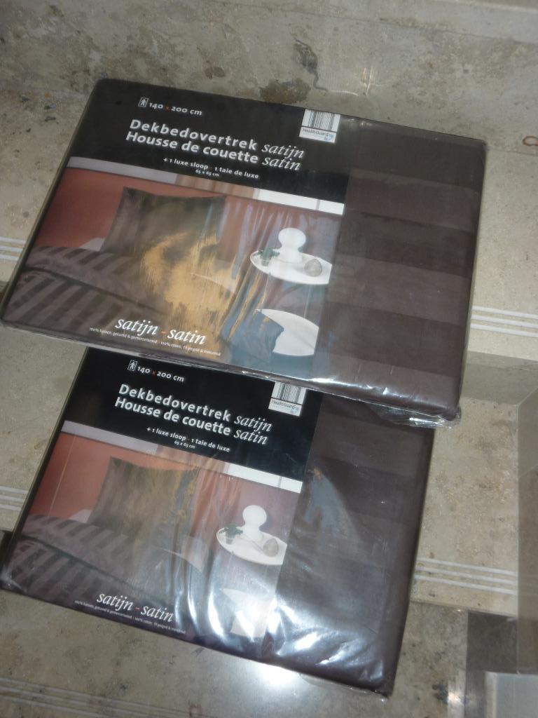 NEUF – Deux housses de couette et taies d'oreiller en satin, Neuf, Housse de couette, Une personne, Brun
