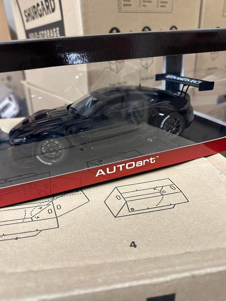 Aston Martin v12 Vantage gt3 Autoart - NIB, Ophalen of Verzenden, Nieuw, Autoart
