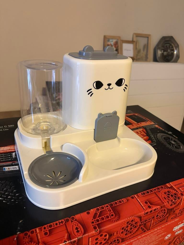 Abreuvoirs et distributeur de croquettes pour chat, Enlèvement, Comme neuf