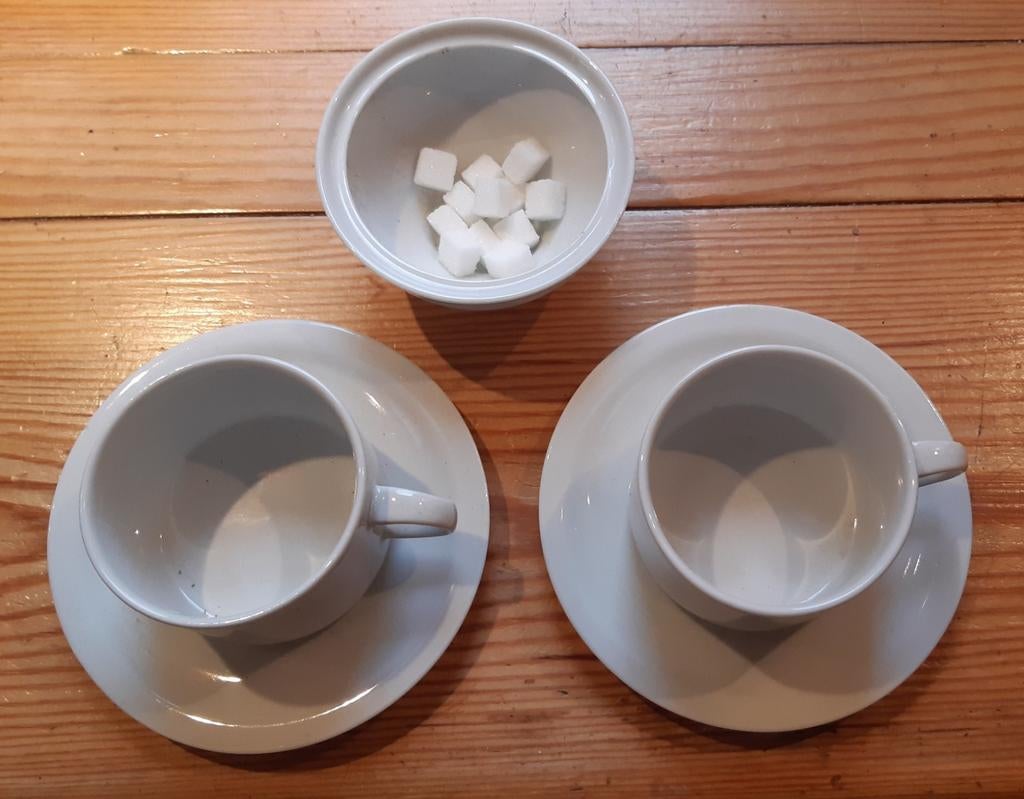 2 tasses à café et assiettes inférieures+sucrier, Maison & Meubles, Enlèvement ou Envoi, Comme neuf, Uni