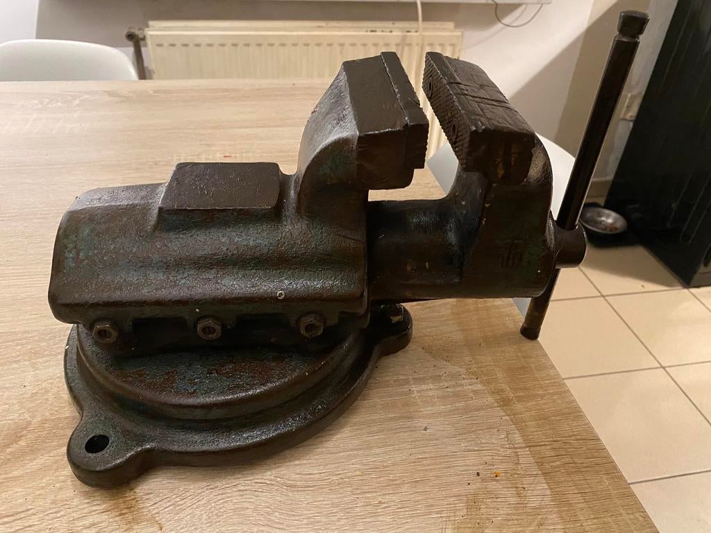 Zware antieke bankschroef (21,4 kg) - Draaibaar, Bricolage & Construction, Établis, Enlèvement, Utilisé, Étau