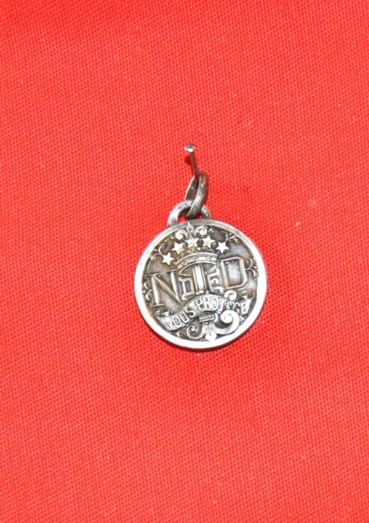 medaille religieuse M D nous protège (x2011), Collections, Religion, Utilisé, Christianisme | Catholique, Bijoux, Enlèvement ou Envoi