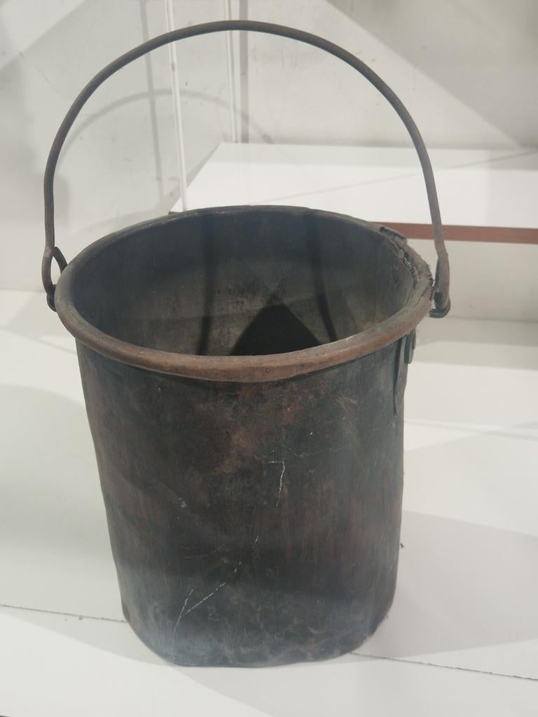 Genagelde Hollandse rood koperen emmer , nagel aker, Antiek en Kunst, Ophalen of Verzenden, Koper