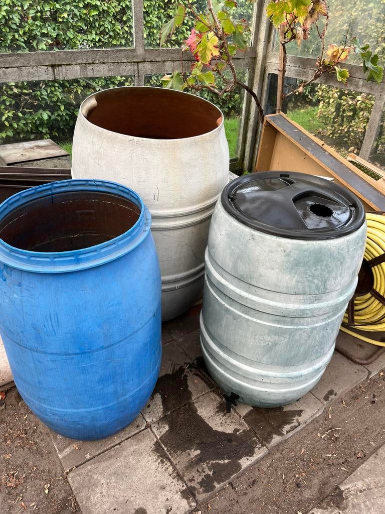 Regentonnen (2stuks.) €12 ‘t stuk, met kraantje is verkocht., Tuin en Terras, Regentonnen, Ophalen, Zo goed als nieuw, Met kraantje