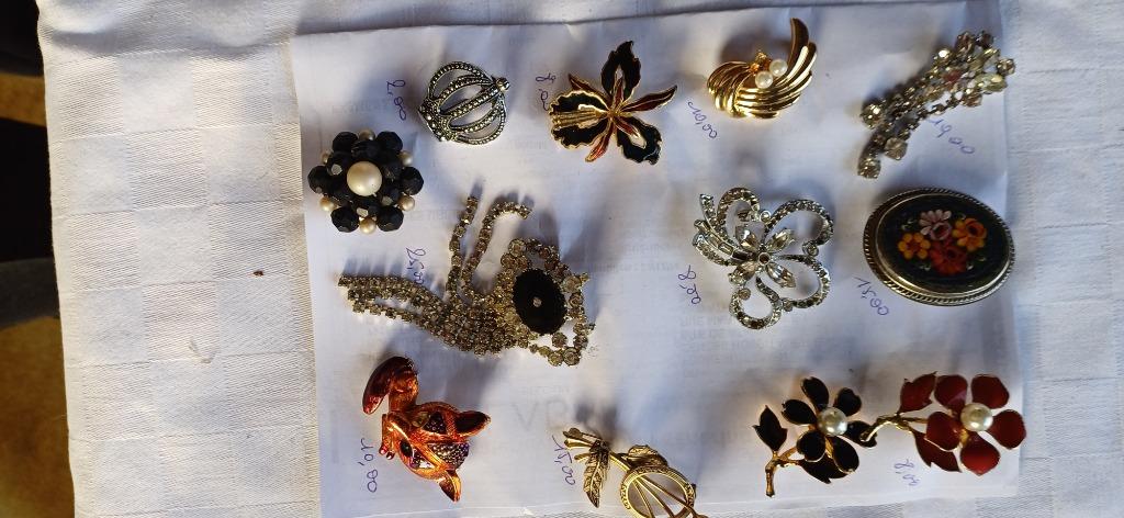 Broches, Ophalen