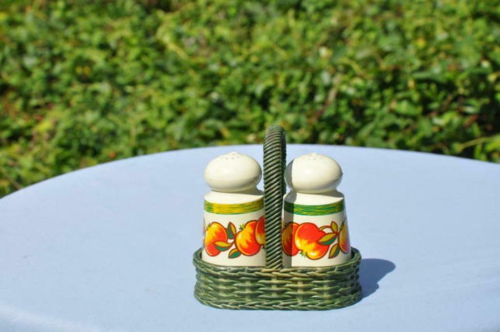 § salière et poivrière dans panier, Collections, Enlèvement ou Envoi, Utilisé