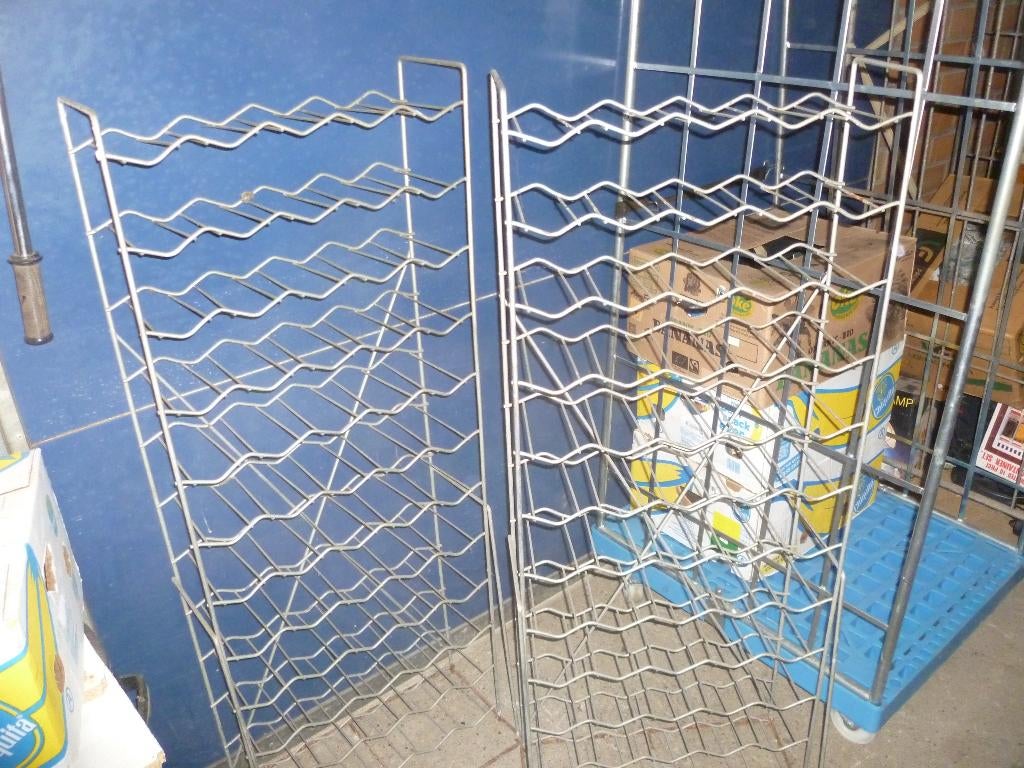 2 GROOTTE OUDE METALEN WIJNREKKEN, Antiek en Kunst, Ophalen