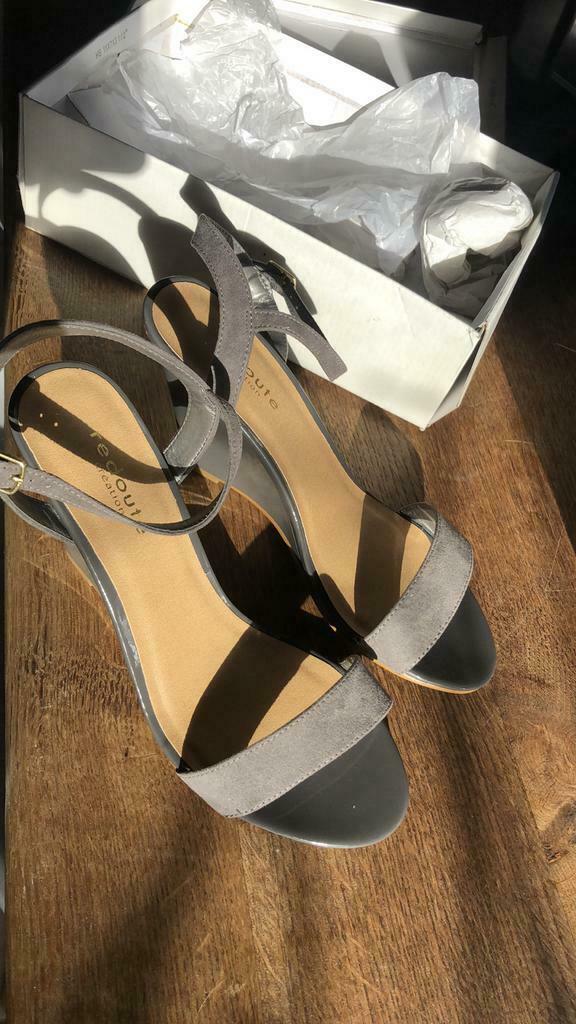 Sandales verni gris clair LA REDOUTE pointure 40 talon 10cm, Neuf, Gris, La Redoute, Sandales et Mûles
