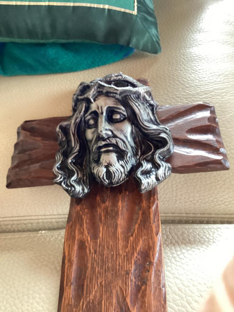 Tête d'épines de Jésus-Christ sur croix de chêne, Enlèvement ou Envoi