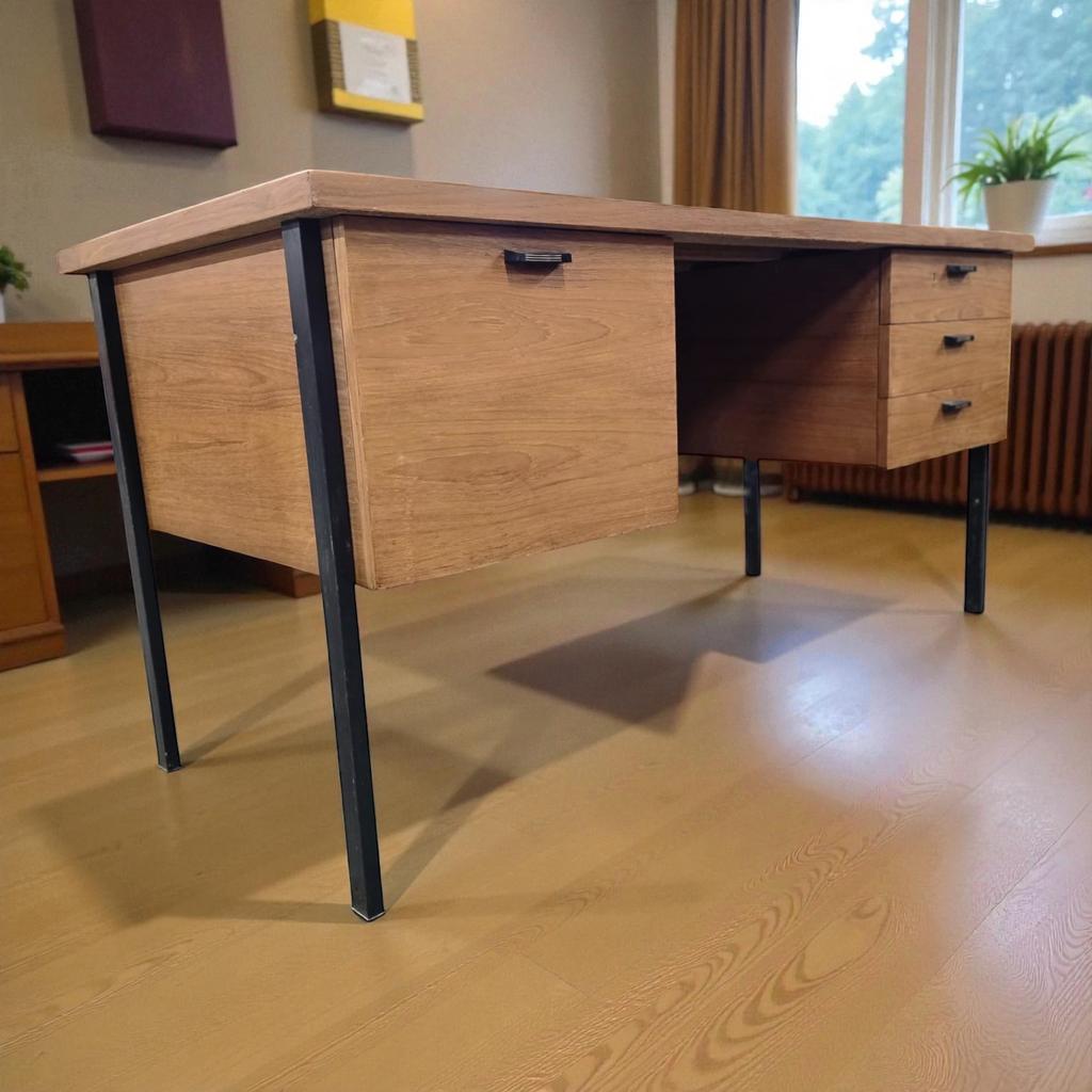 Vintage houten bureau met zwart stalen frame, Ophalen of Verzenden
