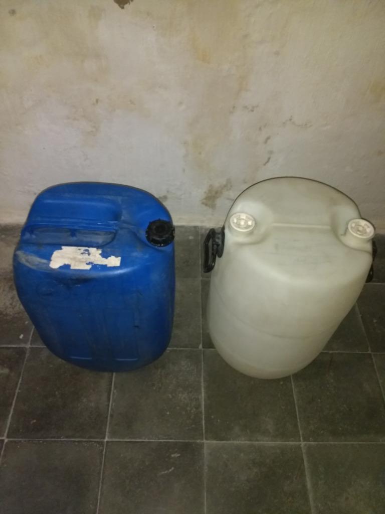 Bondel vat met spongaten + handgrepen, Tuin en Terras, Regentonnen, Minder dan 75 liter, Ophalen, Zo goed als nieuw, Kunststof