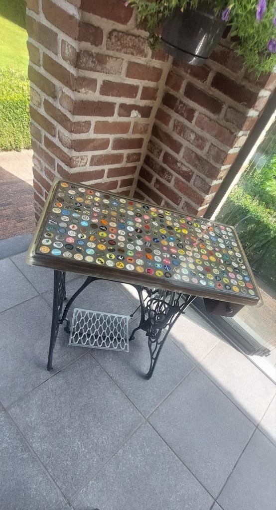 Tafeltje,onderstel Singer met bierdopjes., Ophalen, Gebruikt
