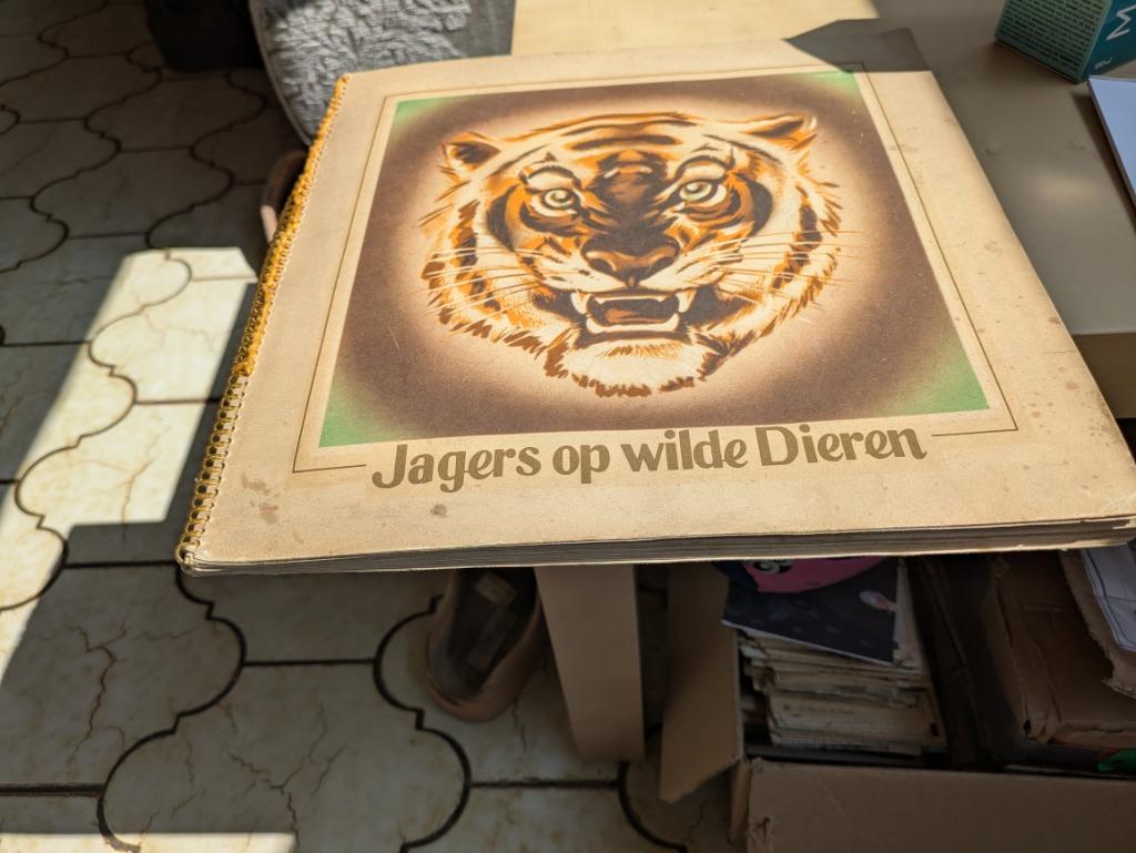 jagers op wilde dieren, Boeken, Ophalen of Verzenden, Gelezen, Plaatjesalbum