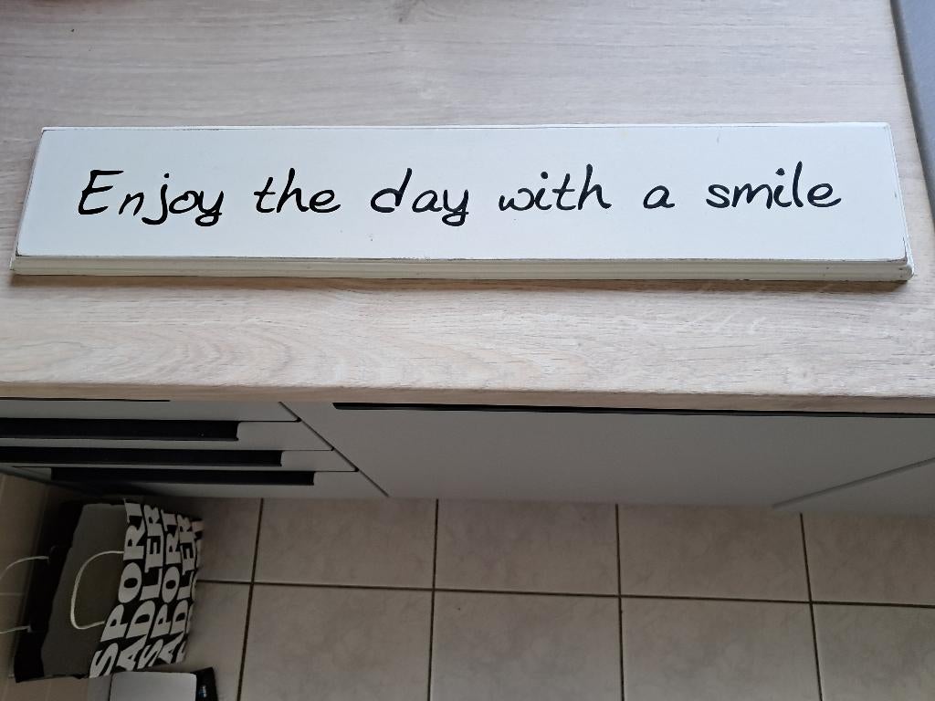 spreuk "enjoy the day with a smile" 58 X 11 cm, Huis en Inrichting, Woonaccessoires | Tekstborden en Spreuken, Ophalen of Verzenden