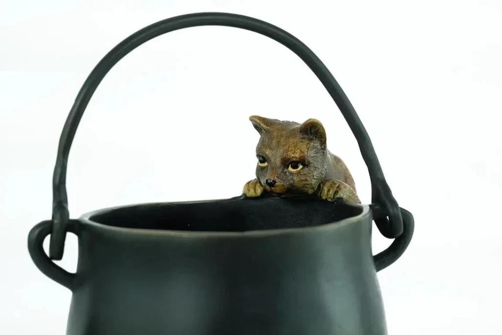 Een Bronzen Beeld Van Een Kat Die In Een Pot Klimt, Antiek en Kunst, Verzenden, Brons